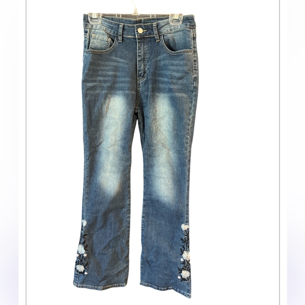 High-Rise Women's Jeans Distressed w Floral Embroidered Detail at ankle Stretchy